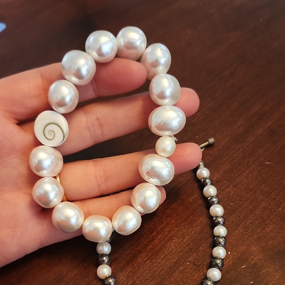 Vintage White Pearl Bracelet with Timeless Design